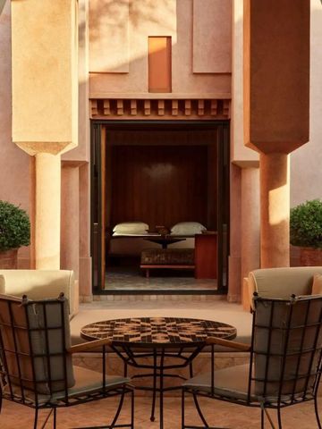 Stilvoller Innenhof mit Sitzbereich und dekorativen Säulen.