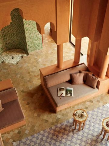 Großzügige Lounge mit traditionellem marokkanischen Flair und Sitzbereichen.