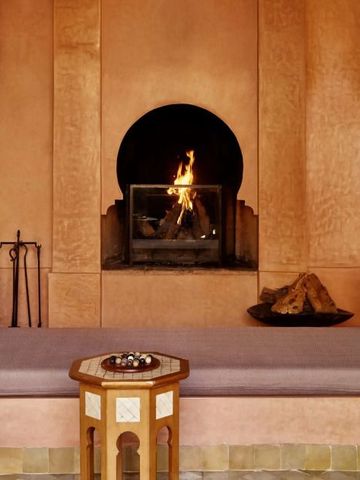 Gemütliche Lounge mit Kamin in warmer Farbgebung und einladendem Sitzbereich