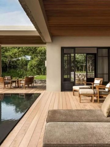 Private Terrasse mit Pool und gemütlichen Sitzmöglichkeiten