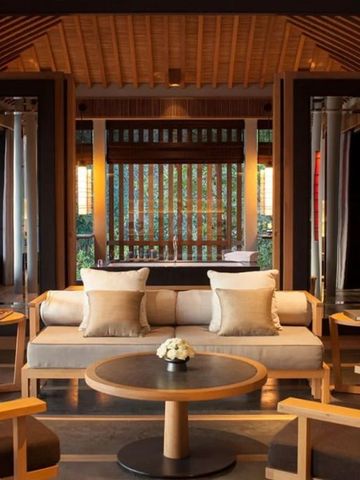 Stilvolle Lounge mit komfortablen Sitzmöbeln und harmonischem Design