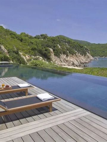 Infinity-Pool mit Blick auf Meer und grüne Hügel