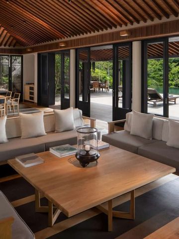 Elegantes Wohnzimmer mit moderner Holzausstattung und Blick auf die Terrasse