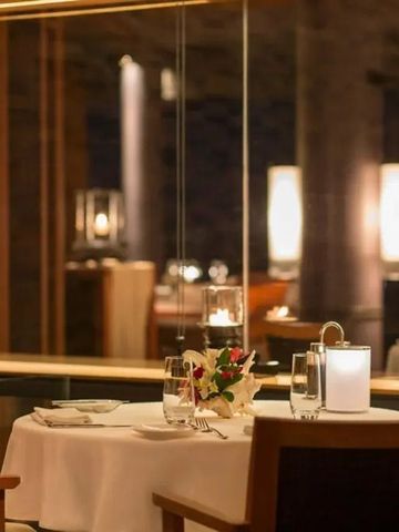 Intimer Tisch für zwei Personen in einem stilvollen Restaurantambiente