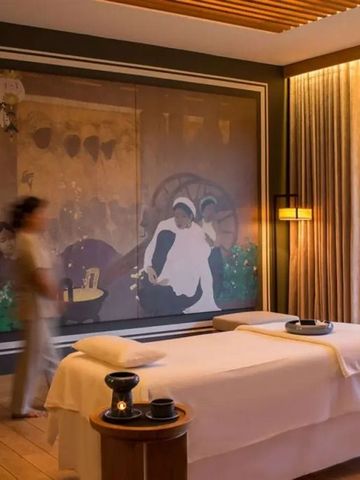 Behandlungsraum mit Massagebett und entspannender Atmosphäre im Spa