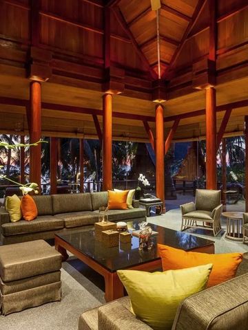 Gemütliche Lounge mit warmem Holzdesign und modernen Möbeln