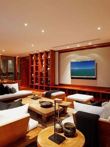 Elegantes Wohnzimmer mit moderner Kunst und gemütlichen Sitzgelegenheiten