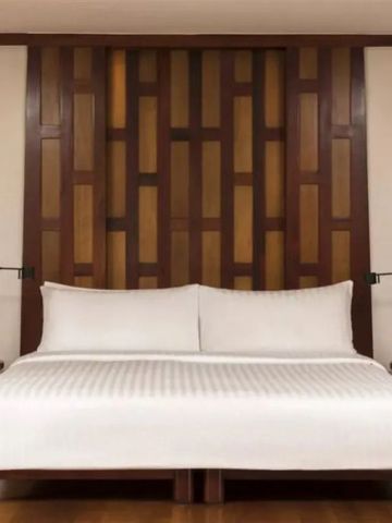 Komfortables Doppelbett in einem modernen Hotelzimmer