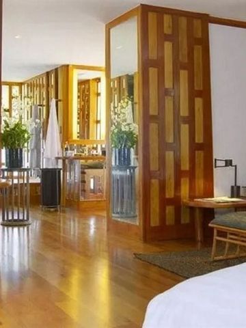 Luxuriöse Suite mit stilvoller Innenausstattung und einem Hauch von asiatischer Eleganz