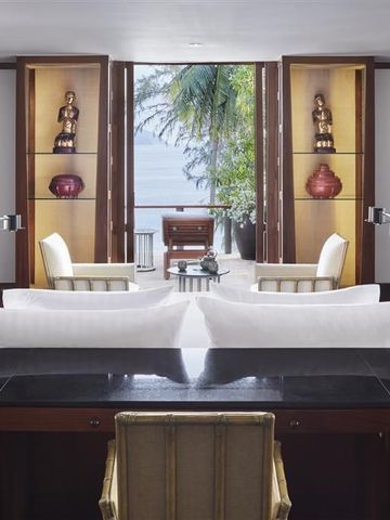 Eleganter Wohnbereich in einer Suite mit Meerblick und dekorativen Skulpturen