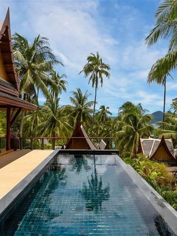 Infinity Pool mit Blick auf Palmen und die umliegende thailändische Landschaft