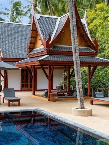 Traditionelle thailändische Villenarchitektur mit privatem Pool und gemütlichen Liegen