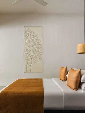 Hotelzimmer mit minimalistischer Einrichtung und stilvollen Akzenten