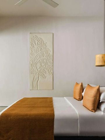 Hotelzimmer mit dezenten Farbakzenten und elegantem Design