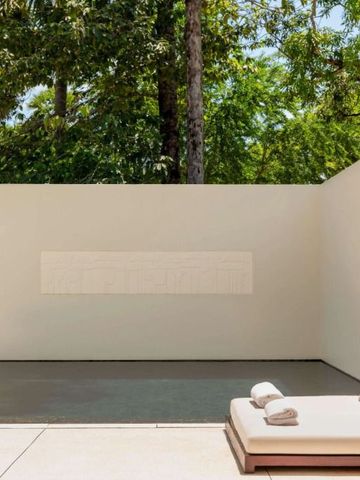 Privater Außenbereich mit Pool und Liegen umgeben von Natur