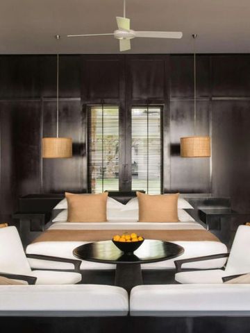 Luxuriöse Hotelsuite mit modernem Ambiente und stilvollen Möbeln