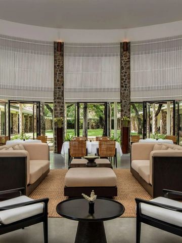 Elegant eingerichteter Lounge-Bereich mit Blick auf den Garten