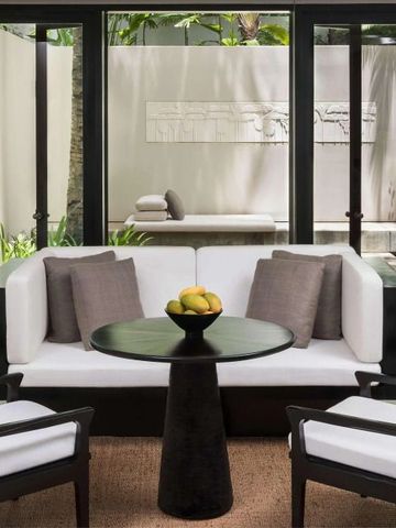 Moderner Innenhof mit stilvoller Sitzgruppe und grüner Umgebung