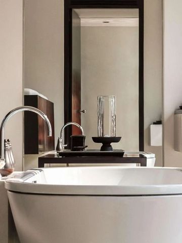 Luxuriöses Badezimmer mit freistehender Badewanne und moderner Einrichtung