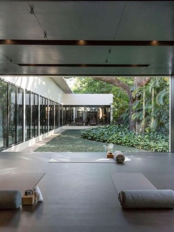 Großer Yoga-Raum mit Blick auf einen grünen Garten