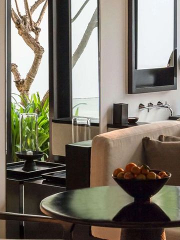 Eleganter Loungebereich mit Sofa und Blick auf Garten