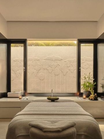 Ruhiger Spa-Behandlungsraum mit modernen Elementen