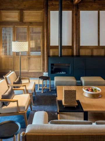 Luxuriöser Lounge-Bereich mit modernen Möbeln und Kamin