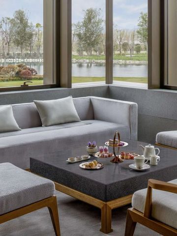 Heller Raum mit bequemen Sofas und Blick auf den See