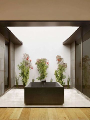 Modernes Badezimmer mit freistehender Badewanne und Glaswänden