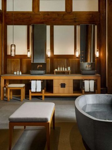 Luxuriöses Badezimmer mit freistehender Badewanne und Holzakzenten