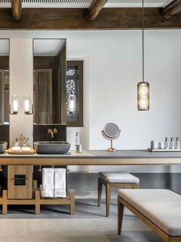 Elegant eingerichtetes Bad mit Doppelwaschbecken und stilvollen Spiegeln