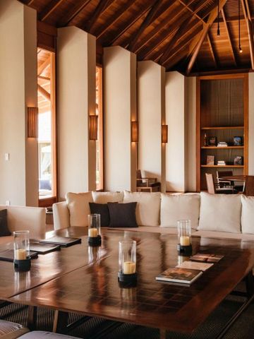 Luxuriöser Lounge-Bereich mit eleganter Holzausstattung und Sofas