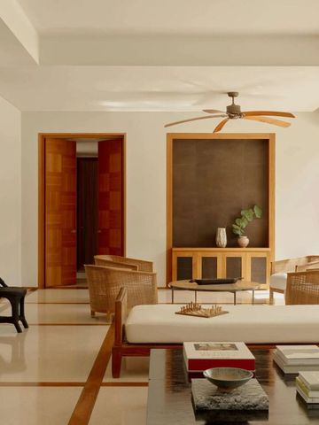 Elegante Suite mit minimalistischer Dekoration und Holzakzenten