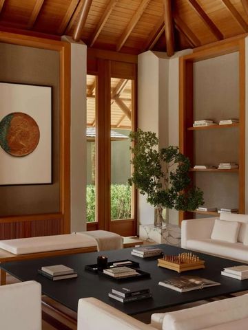 Luxuriöser Lounge-Bereich mit modernen Möbeln und großem Fenster im Hintergrund