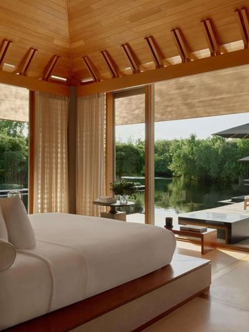 Elegantes Schlafzimmer mit Panoramafenstern und Blick auf die Terrasse