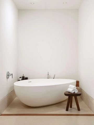 Moderne freistehende Badewanne in minimalistischem Badezimmer