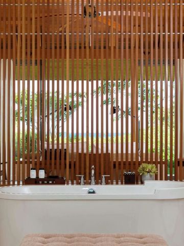 Freistehende Badewanne mit Holzpaneel im luxuriösen Badezimmer