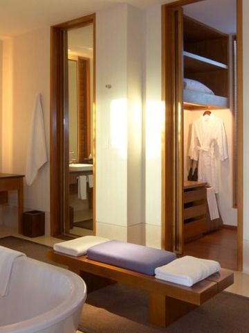 Elegantes Badezimmer mit doppeltem Waschtisch und Holzdetails