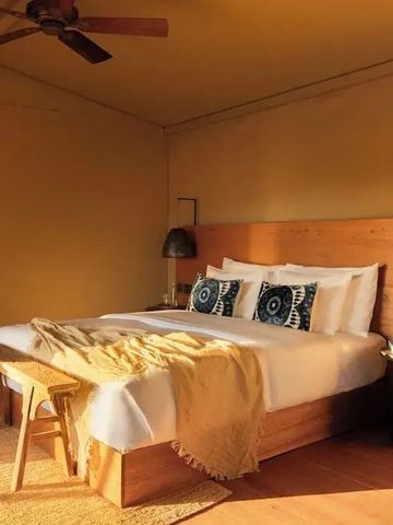 Elegantes Zimmer mit Holzmöbeln und warmem Licht.