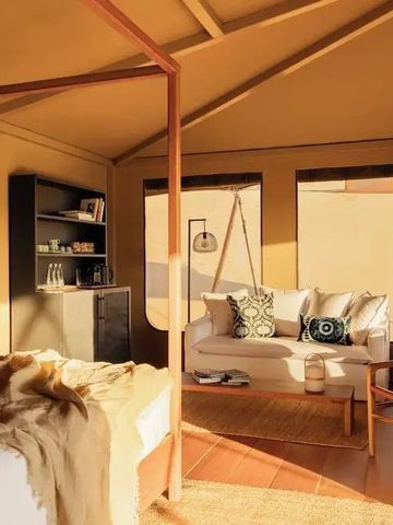 Moderner Wohnbereich mit Sofa und offener Raumgestaltung.