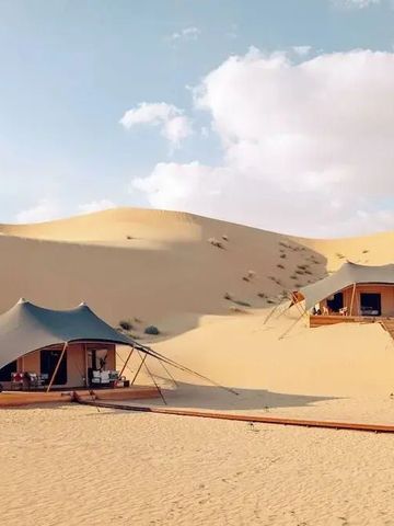 Zwei luxuriöse Zelte in der Wüstenlandschaft des AMAR LUXURY DESERT ECOLODGE