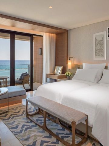 Geräumiges Zimmer mit großem Bett und eleganter Ausstrahlung in Strandnähe