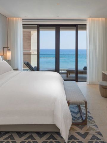 Einladendes Schlafzimmer mit direktem Zugang zum Meerbalkon