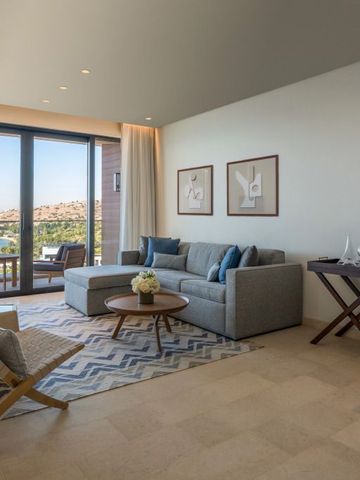 Luxuriöses Wohnzimmer einer Suite mit Meerblick und stilvoller Einrichtung