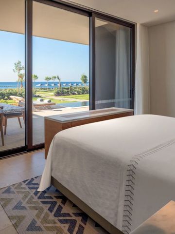 Modernes Schlafzimmer mit Meerblick und privatem Balkon