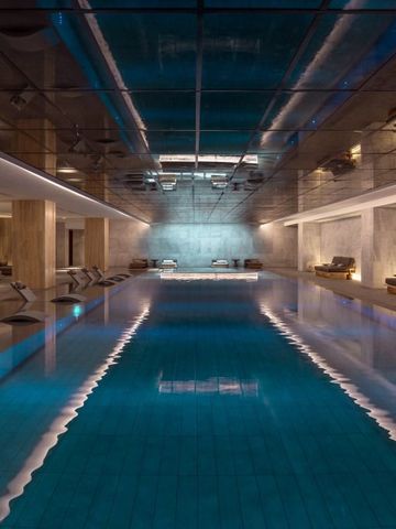 Luxuriöser Innenpool mit stilvoller Beleuchtung im AMARA Hotel