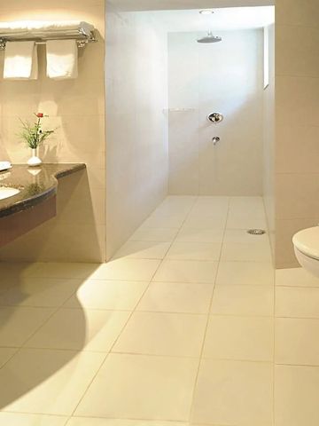 Modernes Badezimmer mit großer Dusche und eleganter Einrichtung