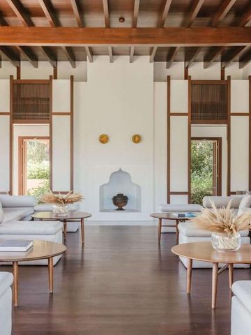 Lichtdurchflutete Lounge mit weißen Sofas und Holzakzenten