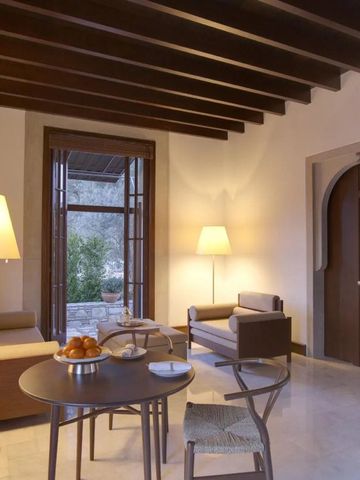 Gemütliche Sitzecke mit Lampen und Holzmöbeln im Amanruya Hotel