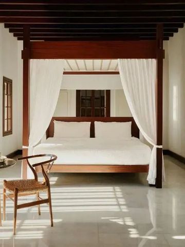 Helles Schlafzimmer mit Himmelbett und eleganter Einrichtung